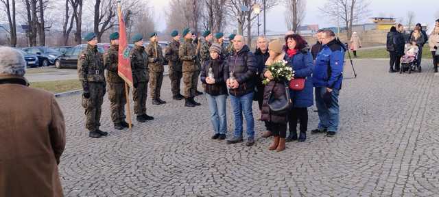 [FOTO] Upamiętnili więźniarki obozu AL Graben. I Marsz Pamięci przeszedł ulicami Strzegomia