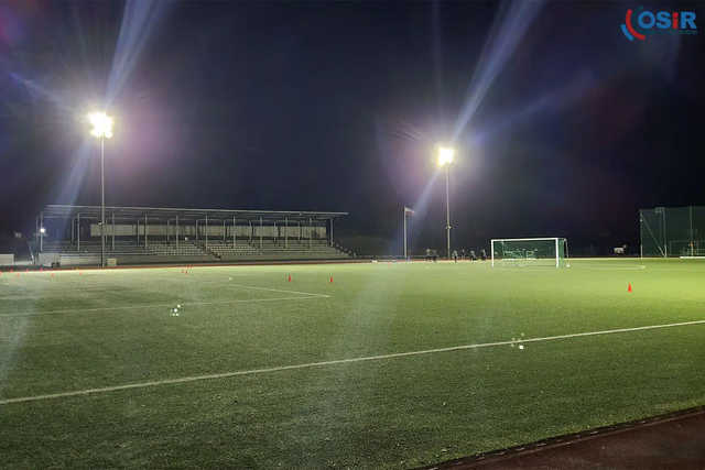 [WIDEO/FOTO] Nowe oświetlenie na górnej płycie boiska stadionu miejskiego w Strzegomiu