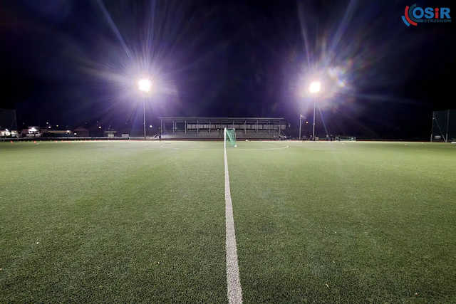 [WIDEO/FOTO] Nowe oświetlenie na górnej płycie boiska stadionu miejskiego w Strzegomiu