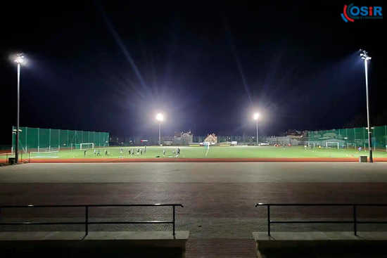 [WIDEO/FOTO] Nowe oświetlenie na górnej płycie boiska stadionu miejskiego w Strzegomiu