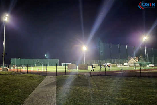 [WIDEO/FOTO] Nowe oświetlenie na górnej płycie boiska stadionu miejskiego w Strzegomiu