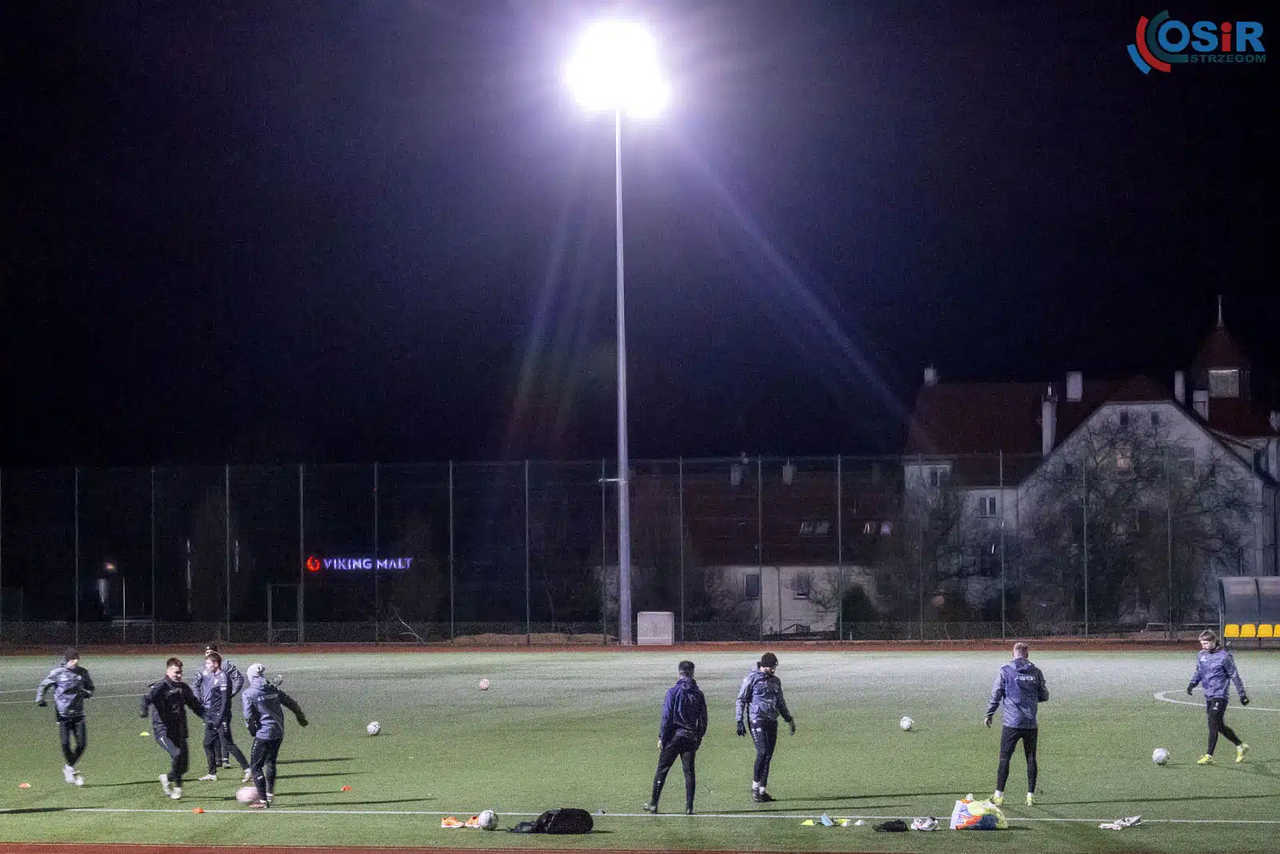 [WIDEO/FOTO] Nowe oświetlenie na górnej płycie boiska stadionu miejskiego w Strzegomiu