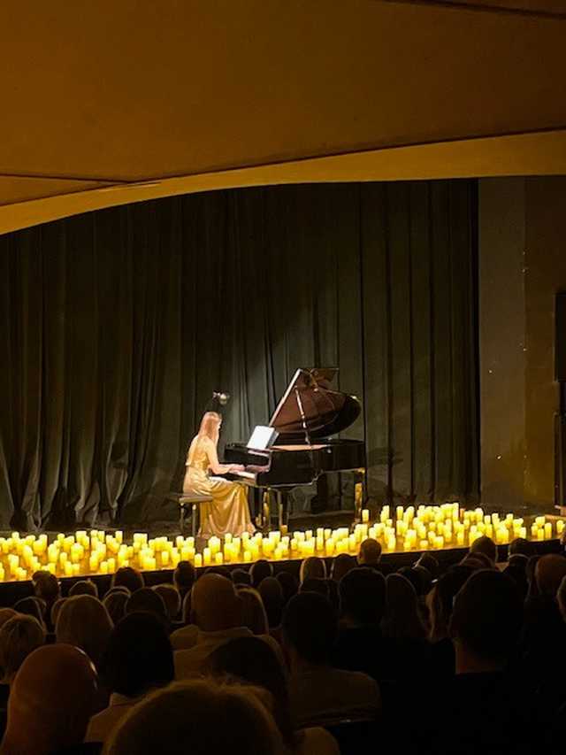 [FOTO] Nastrojowy koncert przy świecach na deskach świdnickiego teatru