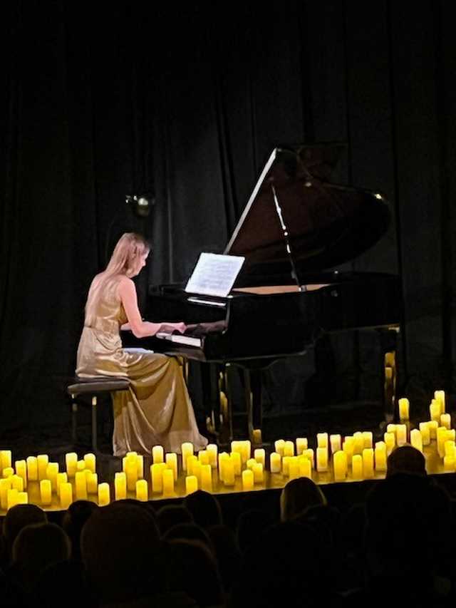 [FOTO] Nastrojowy koncert przy świecach na deskach świdnickiego teatru