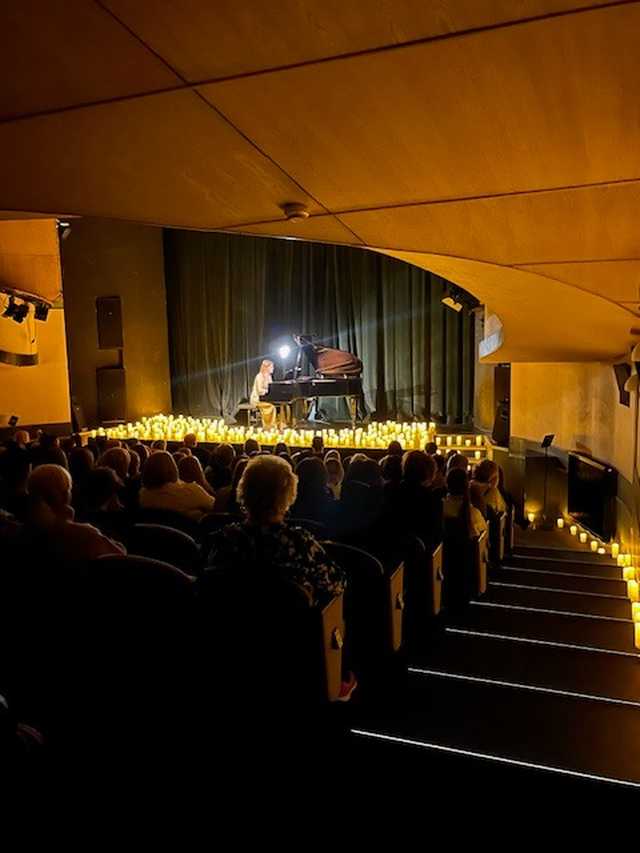 [FOTO] Nastrojowy koncert przy świecach na deskach świdnickiego teatru