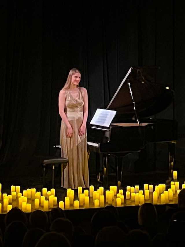 [FOTO] Nastrojowy koncert przy świecach na deskach świdnickiego teatru