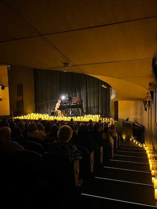 [FOTO] Nastrojowy koncert przy świecach na deskach świdnickiego teatru