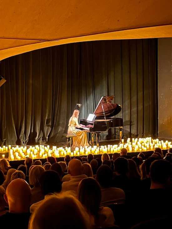 [FOTO] Nastrojowy koncert przy świecach na deskach świdnickiego teatru