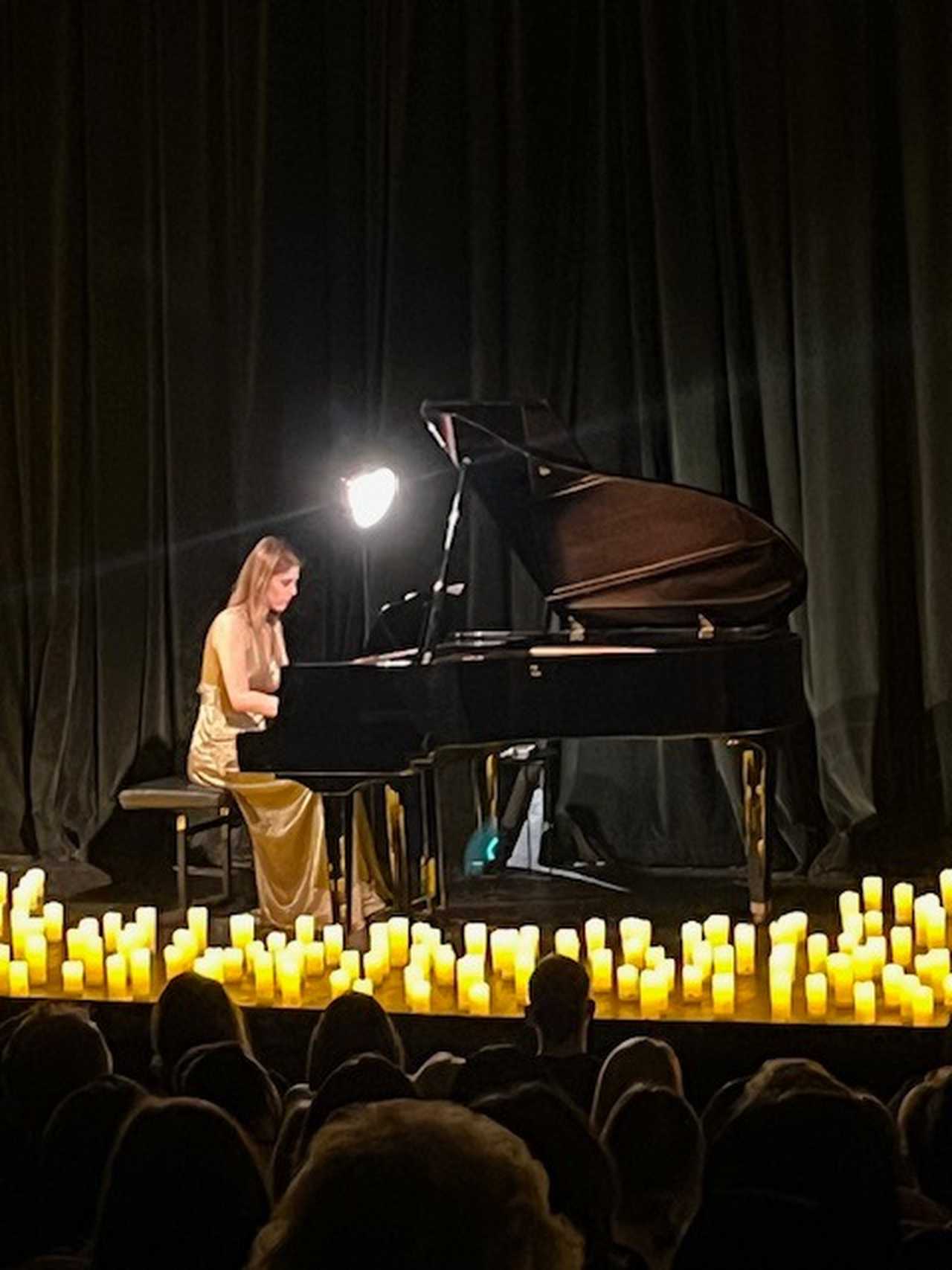 [FOTO] Nastrojowy koncert przy świecach na deskach świdnickiego teatru