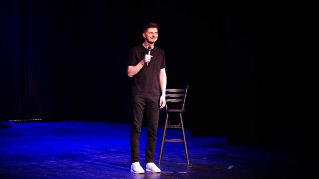 [FOTO] Michał Leja wystąpił ze swoim stand-upem na deskach świdnickiego teatru