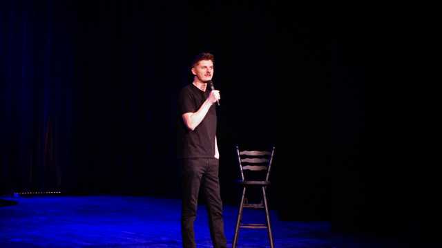[FOTO] Michał Leja wystąpił ze swoim stand-upem na deskach świdnickiego teatru