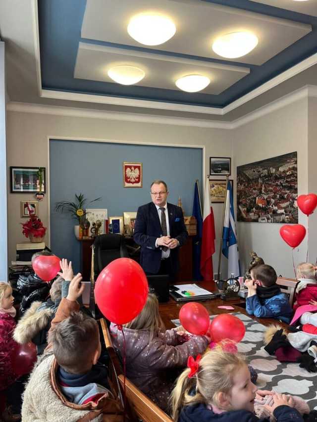 [FOTO] Mali Odkrywcy z wizytą u burmistrza Świebodzic