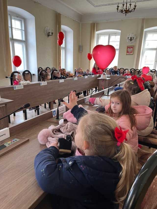 [FOTO] Mali Odkrywcy z wizytą u burmistrza Świebodzic