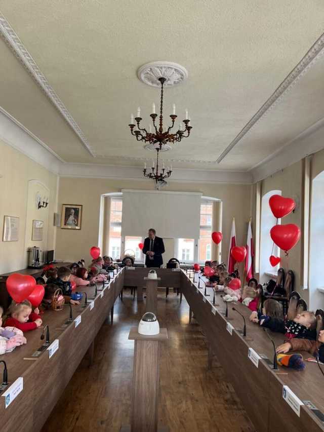 [FOTO] Mali Odkrywcy z wizytą u burmistrza Świebodzic