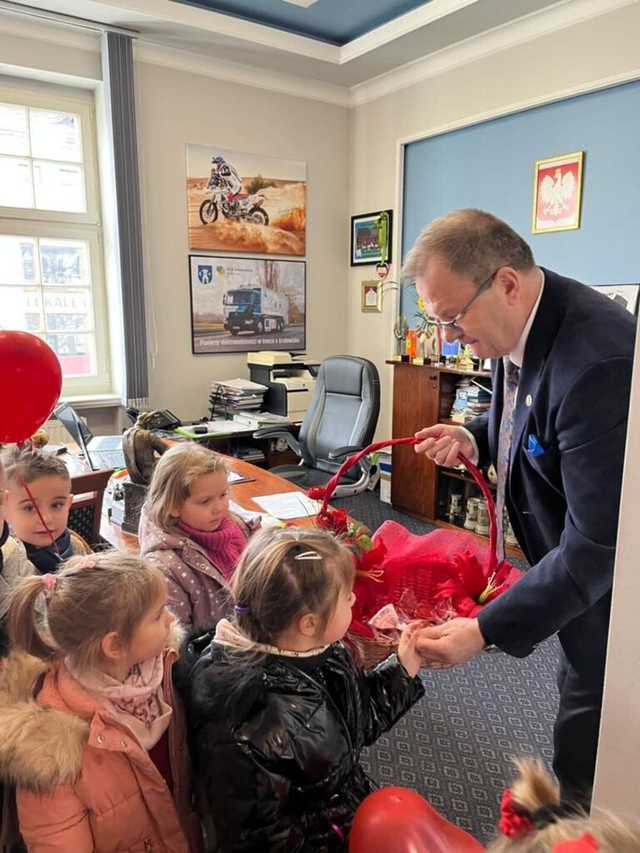 [FOTO] Mali Odkrywcy z wizytą u burmistrza Świebodzic