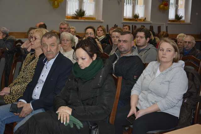 [FOTO] Zbyt dużo ciężarówek, potrzeba budowy obwodnicy. Trwają rozmowy burmistrza z mieszkańcami 