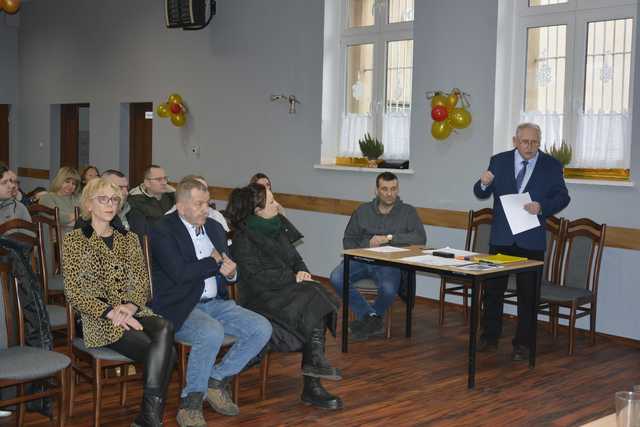 [FOTO] Zbyt dużo ciężarówek, potrzeba budowy obwodnicy. Trwają rozmowy burmistrza z mieszkańcami 