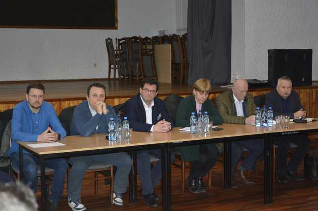 [FOTO] Zbyt dużo ciężarówek, potrzeba budowy obwodnicy. Trwają rozmowy burmistrza z mieszkańcami 
