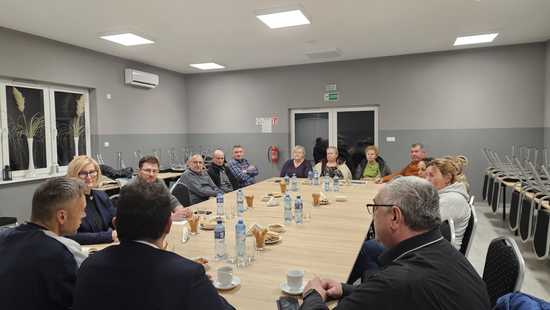 [FOTO] Zbyt dużo ciężarówek, potrzeba budowy obwodnicy. Trwają rozmowy burmistrza z mieszkańcami 