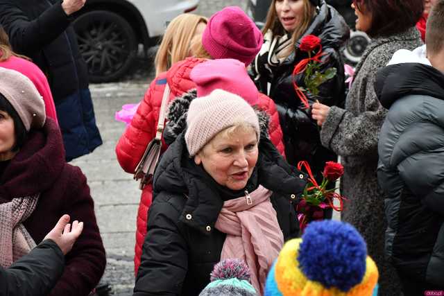 [WIDEO/FOTO] Wspólnie wystąpiły przeciwko przemocy. Akcja One Billion Rising w Świebodzicach