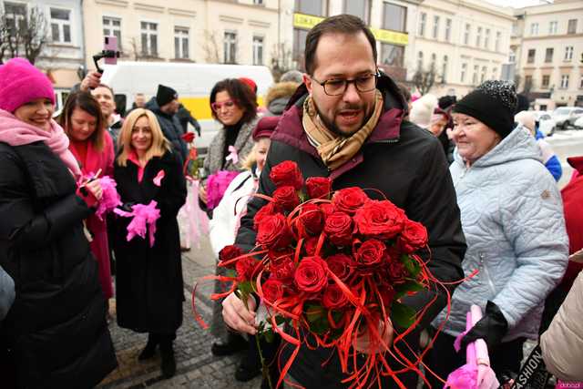 [WIDEO/FOTO] Wspólnie wystąpiły przeciwko przemocy. Akcja One Billion Rising w Świebodzicach