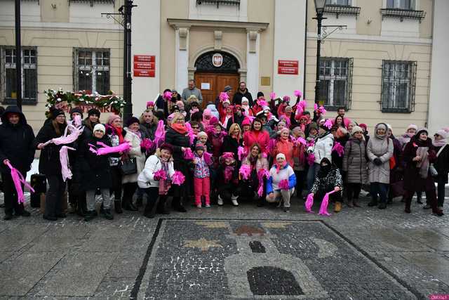 [WIDEO/FOTO] Wspólnie wystąpiły przeciwko przemocy. Akcja One Billion Rising w Świebodzicach