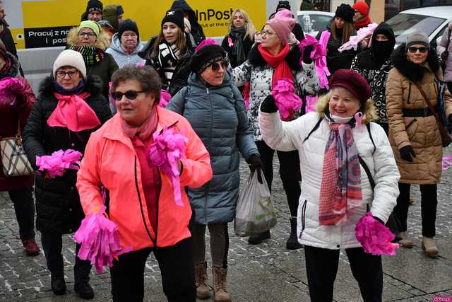 [WIDEO/FOTO] Wspólnie wystąpiły przeciwko przemocy. Akcja One Billion Rising w Świebodzicach