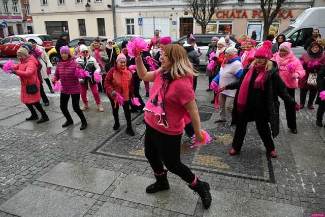 [WIDEO/FOTO] Wspólnie wystąpiły przeciwko przemocy. Akcja One Billion Rising w Świebodzicach