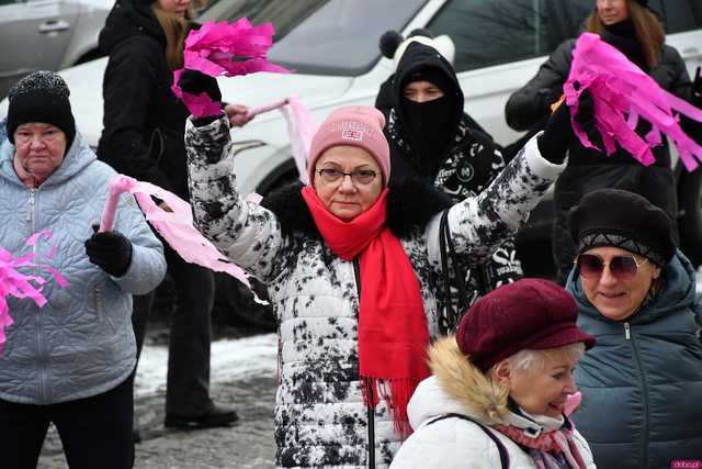 [WIDEO/FOTO] Wspólnie wystąpiły przeciwko przemocy. Akcja One Billion Rising w Świebodzicach