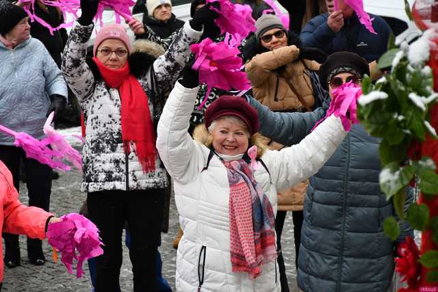 [WIDEO/FOTO] Wspólnie wystąpiły przeciwko przemocy. Akcja One Billion Rising w Świebodzicach