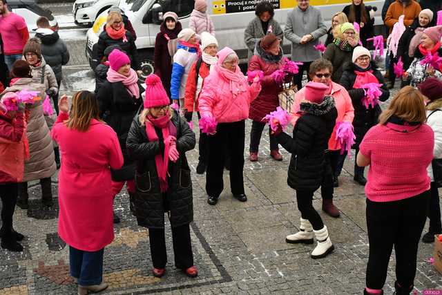 [WIDEO/FOTO] Wspólnie wystąpiły przeciwko przemocy. Akcja One Billion Rising w Świebodzicach