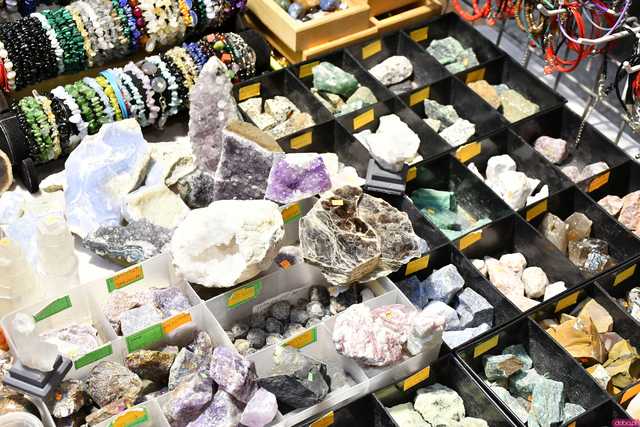 [WIDEO/FOTO] Ależ okazy! Ruszyła XII Giełda Minerałów i Biżuterii w Galerii Świdnickiej
