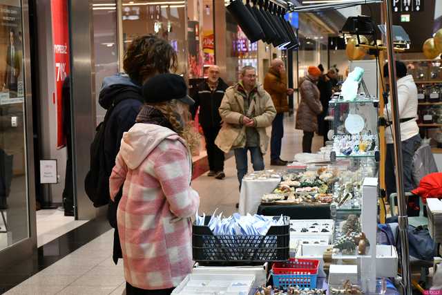 [WIDEO/FOTO] Ależ okazy! Ruszyła XII Giełda Minerałów i Biżuterii w Galerii Świdnickiej