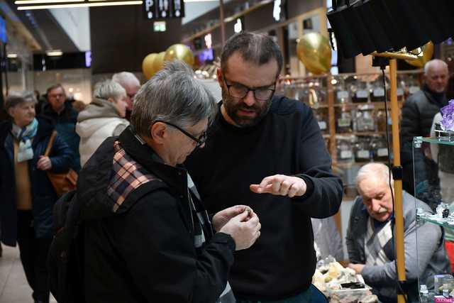 [WIDEO/FOTO] Ależ okazy! Ruszyła XII Giełda Minerałów i Biżuterii w Galerii Świdnickiej