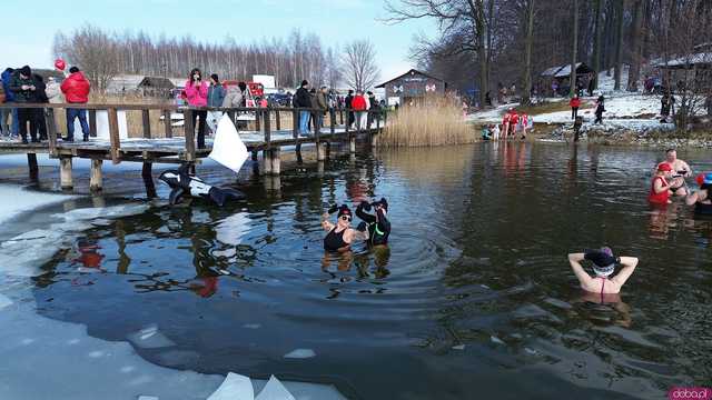 [WIDEO/FOTO] Weszli do lodowatej wody, aby wesprzeć chorą Malwinę. Charytatywne Morsowanie po raz kolejny nad zbiornikiem w Mściwojowie
