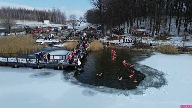 [WIDEO/FOTO] Weszli do lodowatej wody, aby wesprzeć chorą Malwinę. Charytatywne Morsowanie po raz kolejny nad zbiornikiem w Mściwojowie
