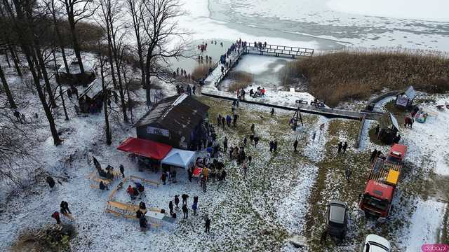 [WIDEO/FOTO] Weszli do lodowatej wody, aby wesprzeć chorą Malwinę. Charytatywne Morsowanie po raz kolejny nad zbiornikiem w Mściwojowie
