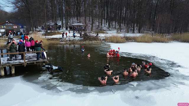 [WIDEO/FOTO] Weszli do lodowatej wody, aby wesprzeć chorą Malwinę. Charytatywne Morsowanie po raz kolejny nad zbiornikiem w Mściwojowie