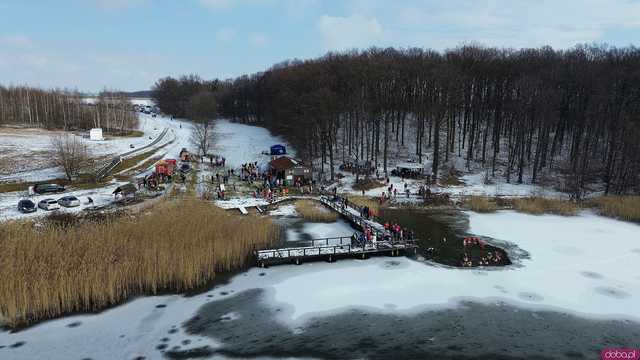 [WIDEO/FOTO] Weszli do lodowatej wody, aby wesprzeć chorą Malwinę. Charytatywne Morsowanie po raz kolejny nad zbiornikiem w Mściwojowie