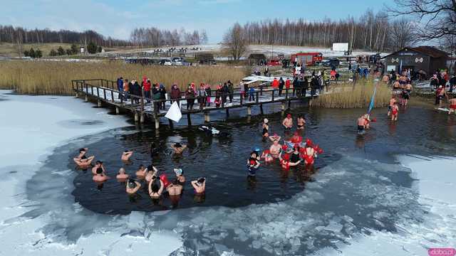 [WIDEO/FOTO] Weszli do lodowatej wody, aby wesprzeć chorą Malwinę. Charytatywne Morsowanie po raz kolejny nad zbiornikiem w Mściwojowie