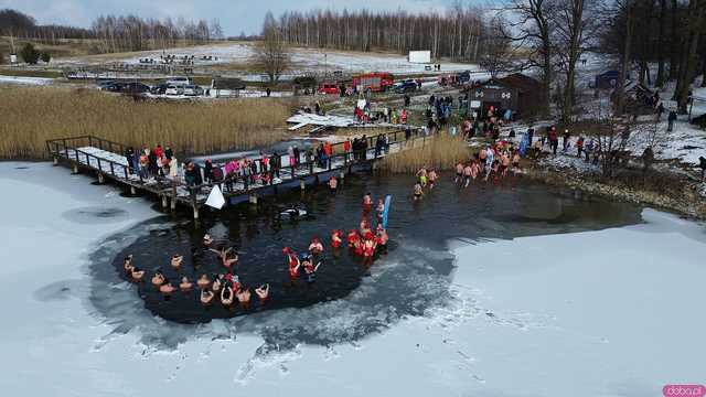 [WIDEO/FOTO] Weszli do lodowatej wody, aby wesprzeć chorą Malwinę. Charytatywne Morsowanie po raz kolejny nad zbiornikiem w Mściwojowie