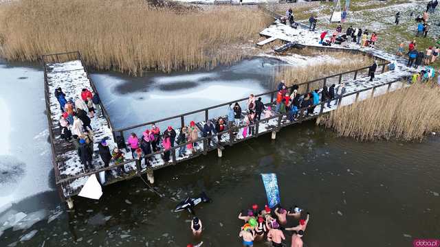 [WIDEO/FOTO] Weszli do lodowatej wody, aby wesprzeć chorą Malwinę. Charytatywne Morsowanie po raz kolejny nad zbiornikiem w Mściwojowie