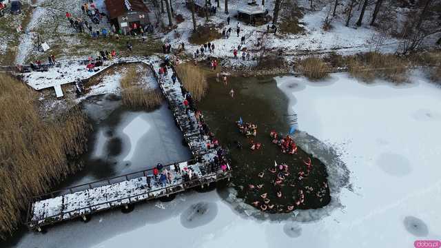 [WIDEO/FOTO] Weszli do lodowatej wody, aby wesprzeć chorą Malwinę. Charytatywne Morsowanie po raz kolejny nad zbiornikiem w Mściwojowie