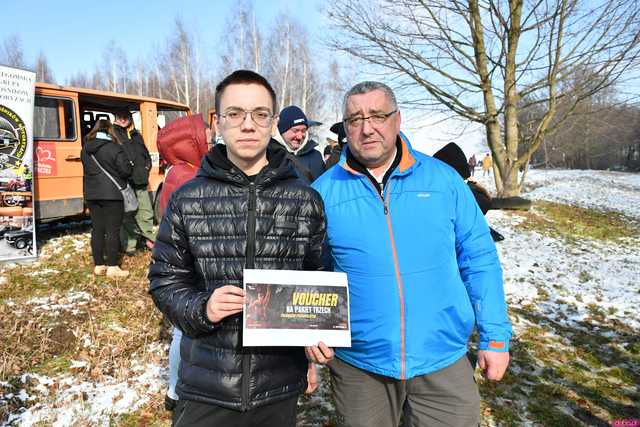 [WIDEO/FOTO] Weszli do lodowatej wody, aby wesprzeć chorą Malwinę. Charytatywne Morsowanie po raz kolejny nad zbiornikiem w Mściwojowie