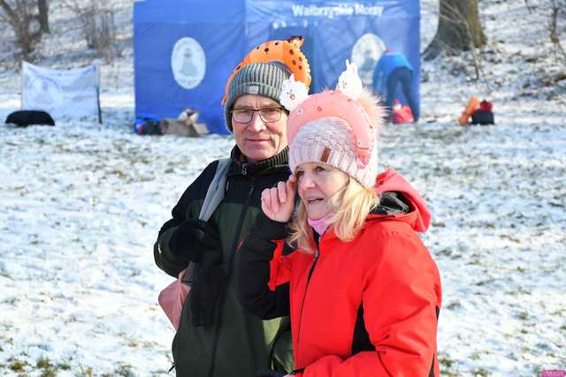 [WIDEO/FOTO] Weszli do lodowatej wody, aby wesprzeć chorą Malwinę. Charytatywne Morsowanie po raz kolejny nad zbiornikiem w Mściwojowie