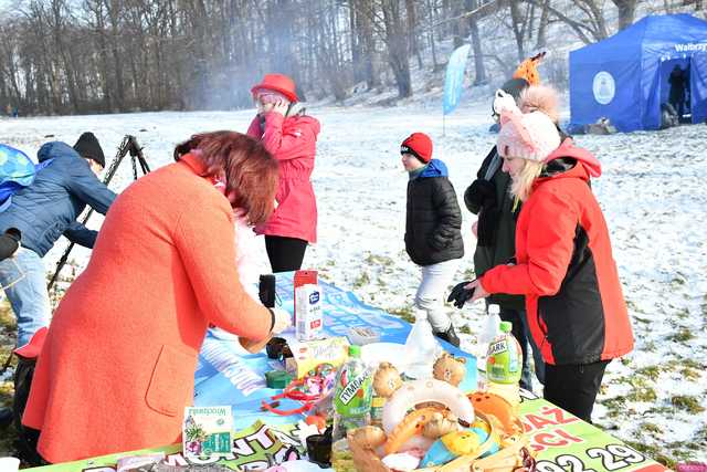 [WIDEO/FOTO] Weszli do lodowatej wody, aby wesprzeć chorą Malwinę. Charytatywne Morsowanie po raz kolejny nad zbiornikiem w Mściwojowie