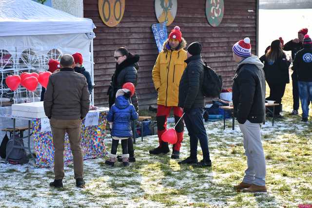 [WIDEO/FOTO] Weszli do lodowatej wody, aby wesprzeć chorą Malwinę. Charytatywne Morsowanie po raz kolejny nad zbiornikiem w Mściwojowie