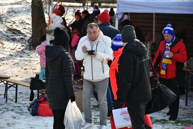 [WIDEO/FOTO] Weszli do lodowatej wody, aby wesprzeć chorą Malwinę. Charytatywne Morsowanie po raz kolejny nad zbiornikiem w Mściwojowie