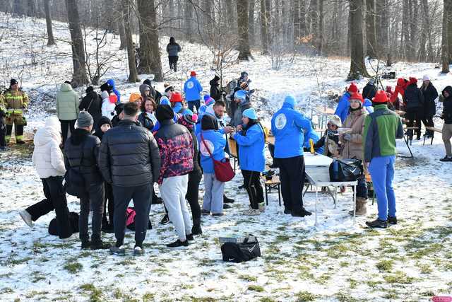 [WIDEO/FOTO] Weszli do lodowatej wody, aby wesprzeć chorą Malwinę. Charytatywne Morsowanie po raz kolejny nad zbiornikiem w Mściwojowie