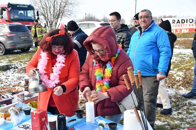 [WIDEO/FOTO] Weszli do lodowatej wody, aby wesprzeć chorą Malwinę. Charytatywne Morsowanie po raz kolejny nad zbiornikiem w Mściwojowie